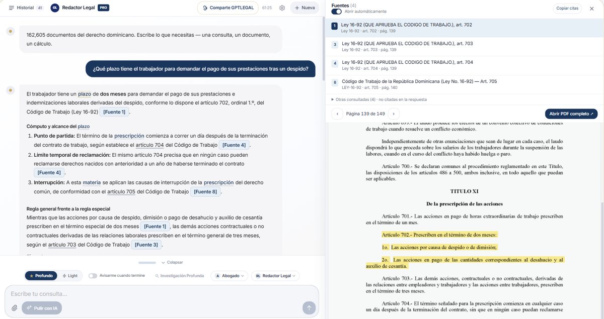 Respuesta de GPTLEGAL a la izquierda y, a la derecha, el panel de fuentes con el PDF del Código de Trabajo abierto en la página 139 y el artículo 702 resaltado en amarillo